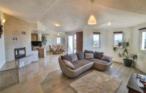 Posedenie v ubytovaní Holiday Home Chester with Heated Pool
