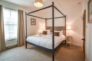 - une chambre avec un lit à baldaquin dans l'établissement The Buckingham, à York