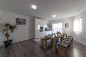 Televízia a/alebo spoločenská miestnosť v ubytovaní Holiday Home Chester with Heated Pool