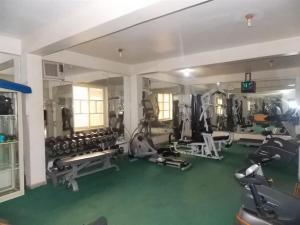 Room in Apartment - Ayalla Hotels Suites-abuja Royal Suiteにあるフィットネスセンターまたはフィットネス設備