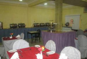 A restaurant or other place to eat at Room in Apartment - Ayalla Hotels Suites-abuja Royal Suite