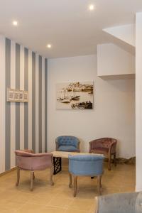 a living room with two chairs and a table at Hostal Peñiscola in Peñíscola