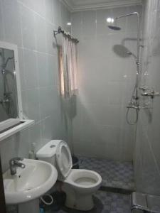 A bathroom at Room in Lodge - Lois Hotels Ltd Makurdi