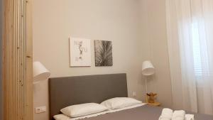 una camera con un letto con due immagini sul muro di Habitat Nafplio bnb - Open space studio a Nauplia