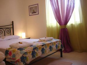 a bedroom with a bed with towels on it at To Ampelaki in Tsoukalades