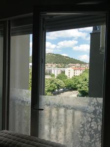 uma janela de quarto com vista para a praia em Soba s pogledom em Trebinje