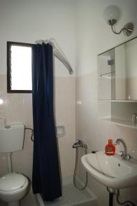 AstrakeriにあるVilla Boukaのバスルーム(トイレ、洗面台付)