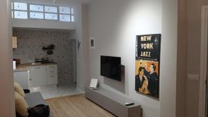 Televízia a/alebo spoločenská miestnosť v ubytovaní Habitat Nafplio bnb - Open space studio