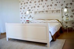 1 Schlafzimmer mit einem weißen Bett mit einem weißen Kopfteil in der Unterkunft Re Umberto Suite in San Salvo