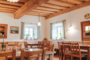 Veitingastaður eða matsölustaður á Gästezimmer & Buschenschank mit Weingut Hack-Gebell