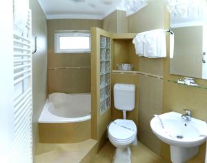 een kleine badkamer met toilet en wastafel bij Hotel Albatros in Mamaia +55 foto's