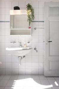 Um banheiro em Bern zwei Zimmer im Jugendstilhaus mit Garten