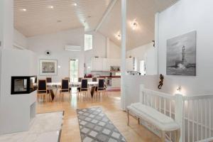Restaurace v ubytování 225m2 Luxurious Villa - Large garden - Sandy beach