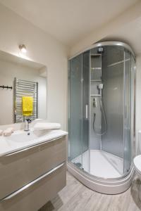 レ・デュー・アルプにあるAppartement Edelweiss SKIOPIEDS - Centre Stationのシャワーと洗面台付きのバスルーム