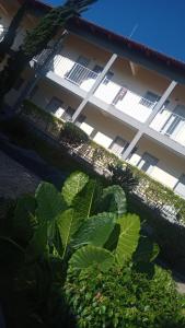 budynek z mnóstwem roślin przed nim w obiekcie Pousada 4 Estações w mieście Caldas Novas