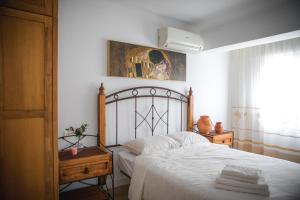 - une chambre avec un grand lit blanc et une fenêtre dans l'établissement TinaPlaya, à Almería