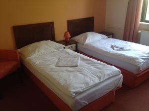 Postel nebo postele na pokoji v ubytování Garni Hotel Cosmopolitan