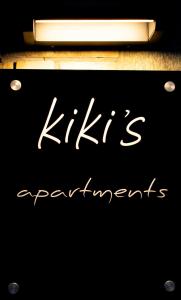 un letrero con las palabras "kitzrans" en él en Kiki's Apartments en Néos Pírgos
