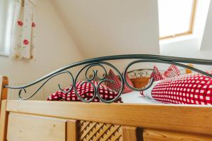 Rúm í herbergi á Gästezimmer & Buschenschank mit Weingut Hack-Gebell