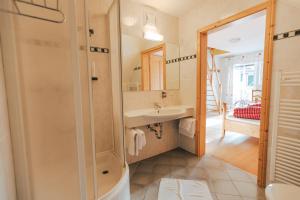 Baðherbergi á Gästezimmer & Buschenschank mit Weingut Hack-Gebell