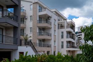 een afbeelding van een appartementencomplex met balkons bij Sun and Sea Apartments in Budva