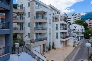 een appartementencomplex met balkons en een straat bij Sun and Sea Apartments in Budva