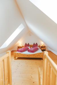 Rúm í herbergi á Gästezimmer & Buschenschank mit Weingut Hack-Gebell