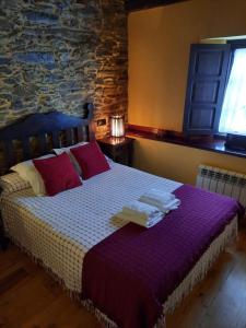 A bed or beds in a room at Casa Viduedo