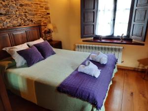 A bed or beds in a room at Casa Viduedo