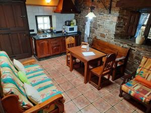 A kitchen or kitchenette at Casa Viduedo