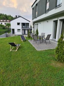 Vonkajšia záhrada v ubytovaní Apartament Zacisze z prywatną sauną