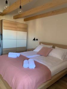 ein Schlafzimmer mit 2 Betten und Handtüchern darauf in der Unterkunft Holiday home Ana in Cres