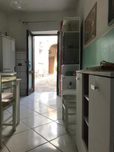 uma cozinha com um frigorífico e piso em azulejo em ZIO DOMENICO Al Vicolo em Castellabate