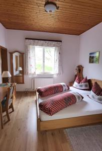 Rúm í herbergi á Gästezimmer & Buschenschank mit Weingut Hack-Gebell