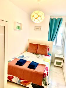 フエンヒロラにあるApartment El Brillanteのベッドルーム1室(ベッド1台、タオル2枚付)