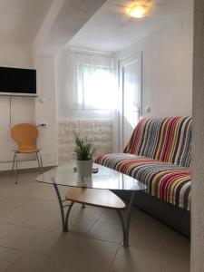 Televízia a/alebo spoločenská miestnosť v ubytovaní Dalmatia Apartments