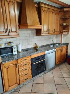 A kitchen or kitchenette at Casa Viduedo