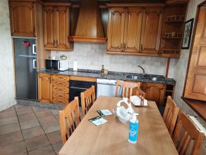 A kitchen or kitchenette at Casa Viduedo