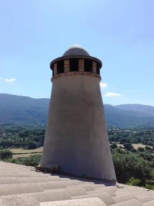 ein Leuchtturm auf einem Berg in der Unterkunft Casa Biñuales in Pedruel