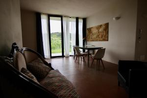 un soggiorno con divano e tavolo di Relais Mevigo - Casa Padronale a Casola Valsenio