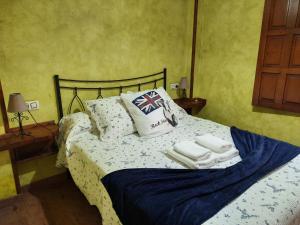 A bed or beds in a room at Casa Viduedo