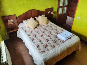 A bed or beds in a room at Casa Viduedo