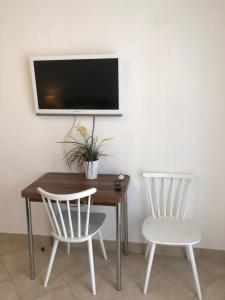 Televízia a/alebo spoločenská miestnosť v ubytovaní Dalmatia Apartments