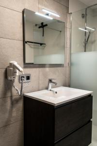 uma casa de banho com um lavatório e um espelho em Guesthouse Max em Burcht