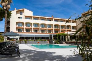 Бассейн в Holiday Inn Perpignan by IHG или поблизости