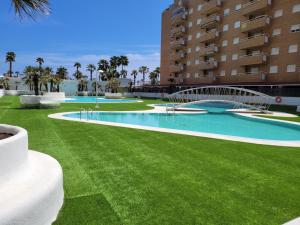 Bazén v ubytování Miramar apartamentos Cosmos nebo v jeho okolí