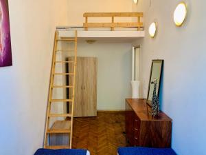 Łóżko lub łóżka piętrowe w pokoju w obiekcie Raisa Apartments Lerchenfelder Gürtel 30