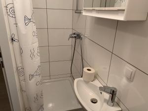 mała łazienka z toaletą i umywalką w obiekcie Raisa Apartments Lerchenfelder Gürtel 30 w Wiedniu