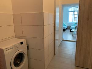 pralnia z pralką w pokoju w obiekcie Raisa Apartments Lerchenfelder Gürtel 30 w Wiedniu