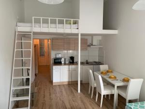 Kuchnia lub aneks kuchenny w obiekcie Raisa Apartments Lerchenfelder Gürtel 30
